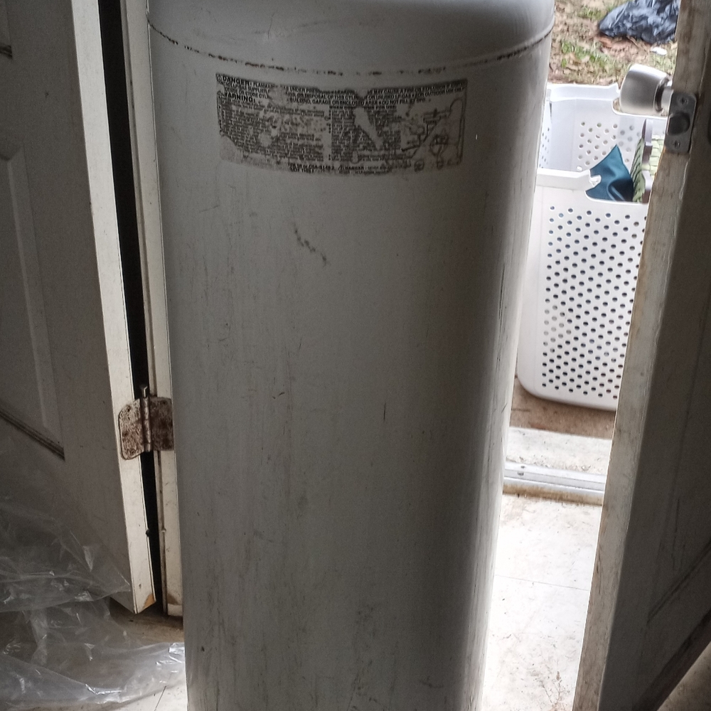 Almost brand new 120 lb propane tank full